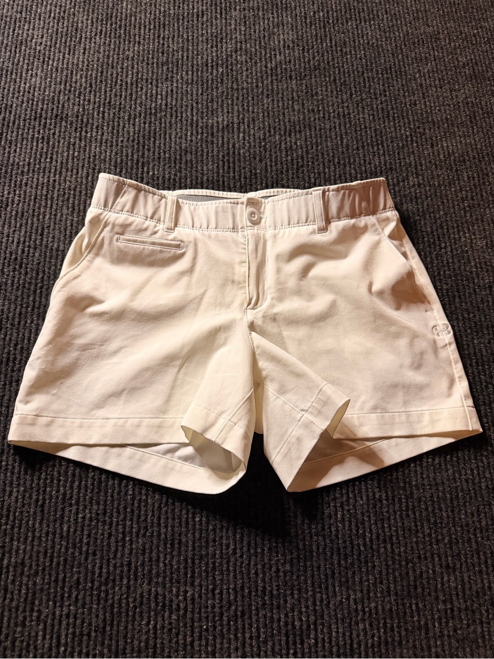Under Armour HeatGear Women’s Golf Shorts Size 6 White Ivory Stretch Performance